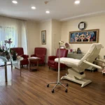 Opsa Klinik uygulama odasında muayene koltuğu ve oturma alanı